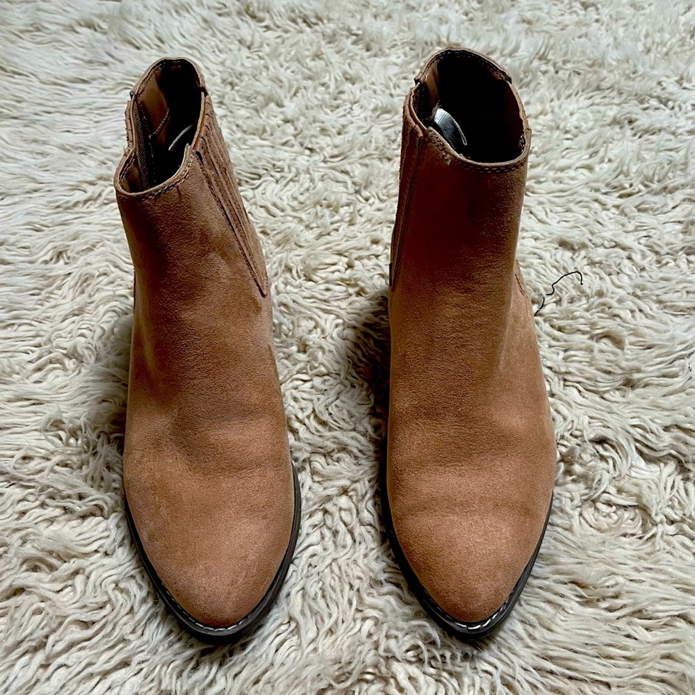 Universal thread ankle booties